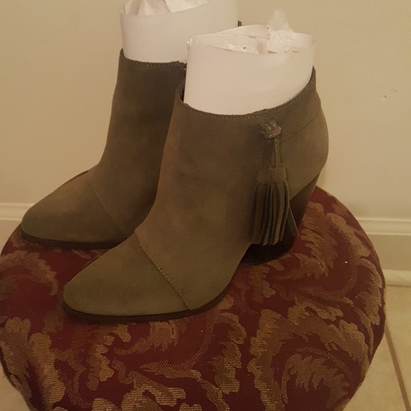 Boots - Picture 3 of 3